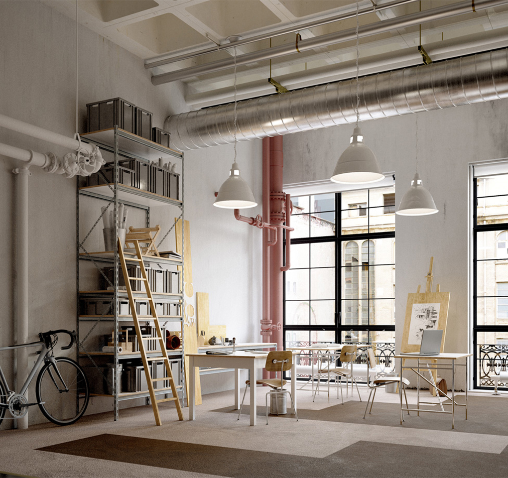 Pièce de style factory avec béton brut, étagères en métal, tables en bois, plafond haut avec poutres et conduits métalliques, suspensions blanches et grande verrière apportant une forte luminosité naturelle