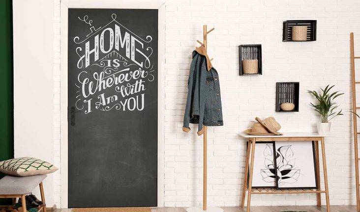 Comment relooker une porte d’entrée sans la changer ?