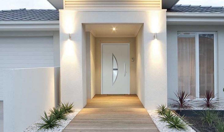 Quels sont les bons gestes pour nettoyer sa porte d’entrée ?