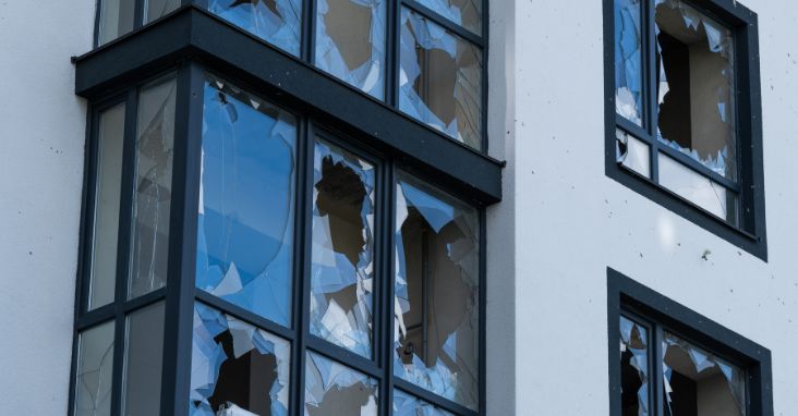 Quelles protections des fenêtres dans une zone à risque industriel ?