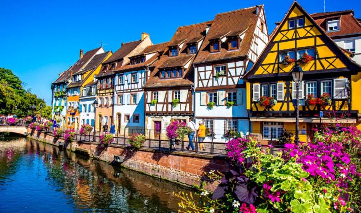 Fenêtres et portes d’entrée des maisons alsaciennes : un style architectural et décoratif unique