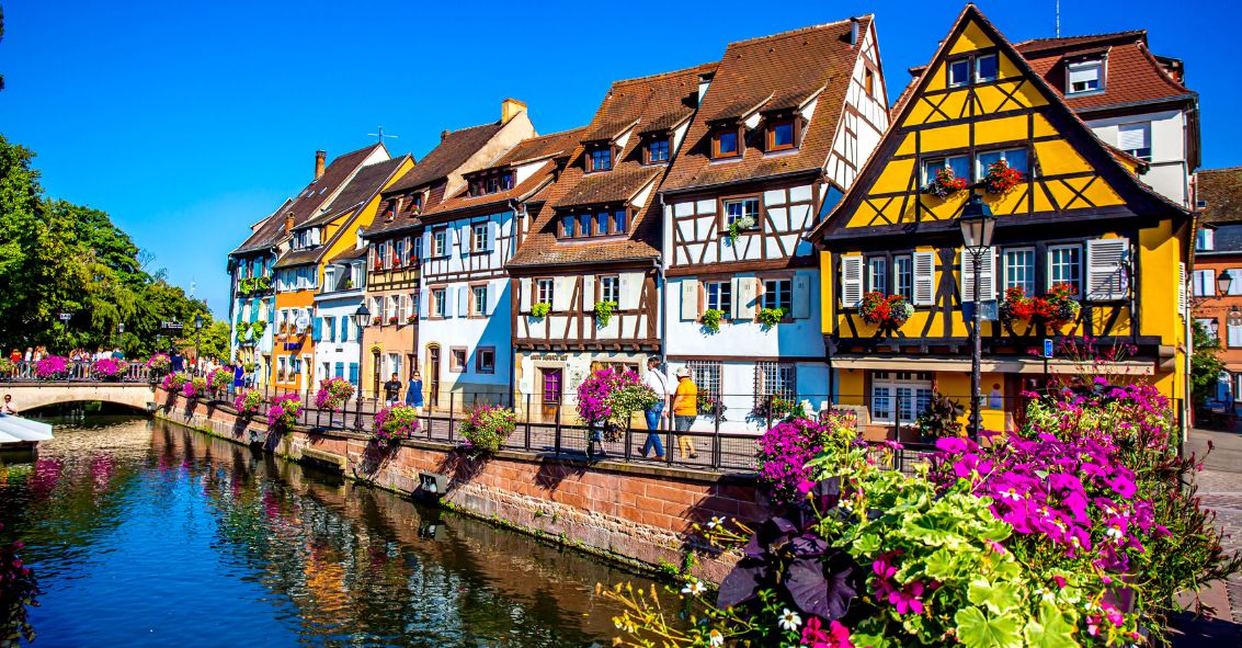 Fenêtres et portes d’entrée des maisons alsaciennes : un style architectural et décoratif unique