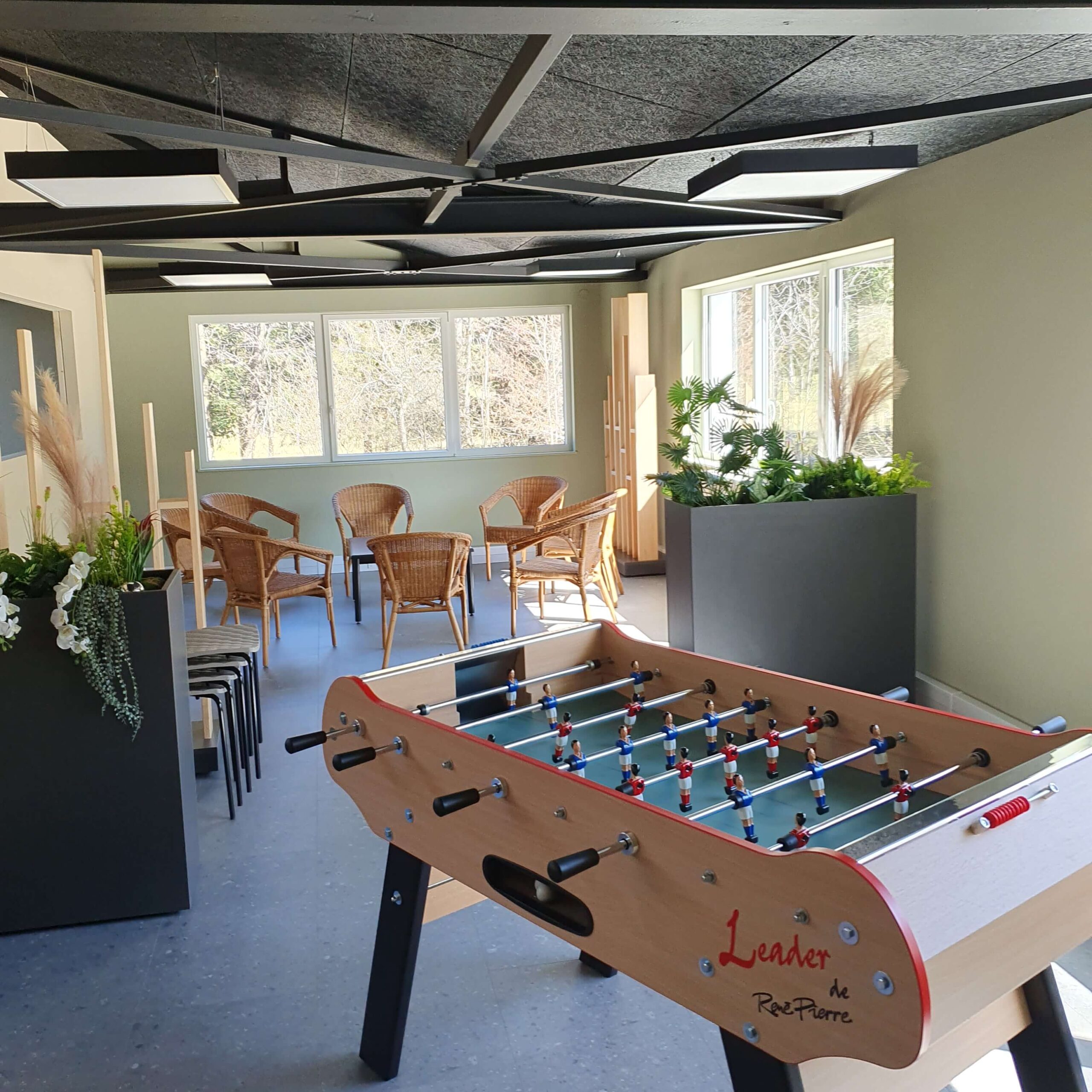 L'image présente l'espace de détente est de collaboration dans le centre de formation SNM