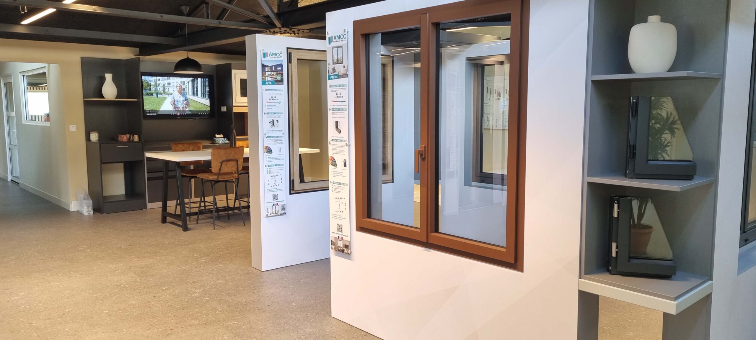 L'image présente les fenêtres du showroom dans l'usine SNM