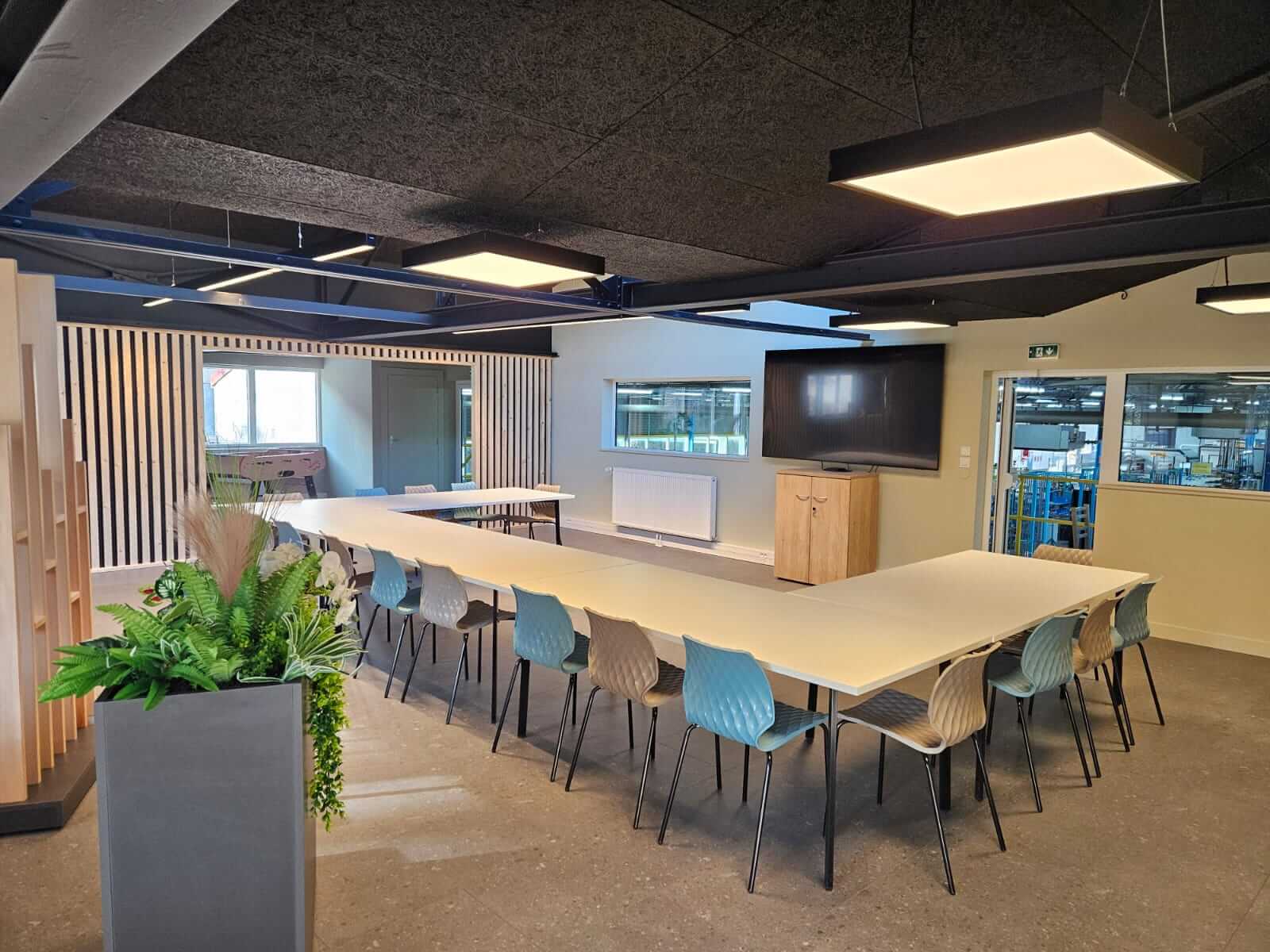 L'image présente l'espace de de réunion dans le centre de formation SNM