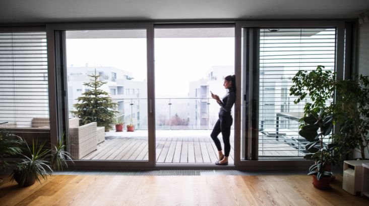 Baie coulissante ou porte-fenêtre : quelles différences et laquelle choisir ?