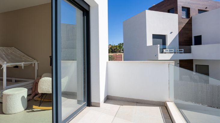 Baie coulissante ou porte-fenêtre : quelles différences et laquelle choisir ?