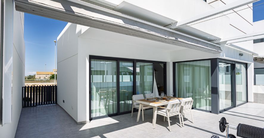 Baie coulissante ou porte-fenêtre : quelles différences et laquelle choisir ?