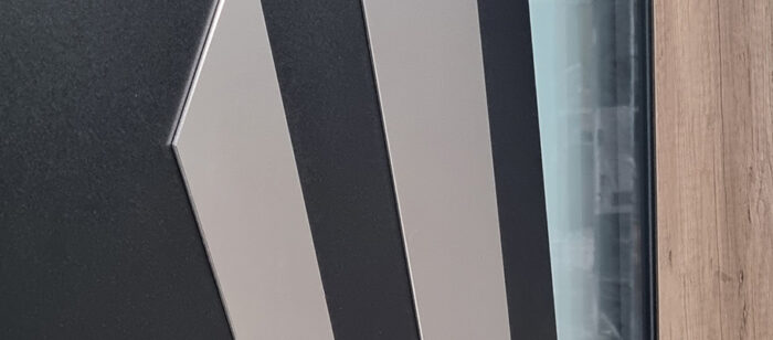 Zoom sur le détail d'une porte d'entrée Prestige AMCC de style nature avec insert alunox et décor chêne blanchi