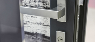 Zoom sur le détail d'une poignée béquille sur un modèle d eporte d'entrée Prestige de chez AMCC