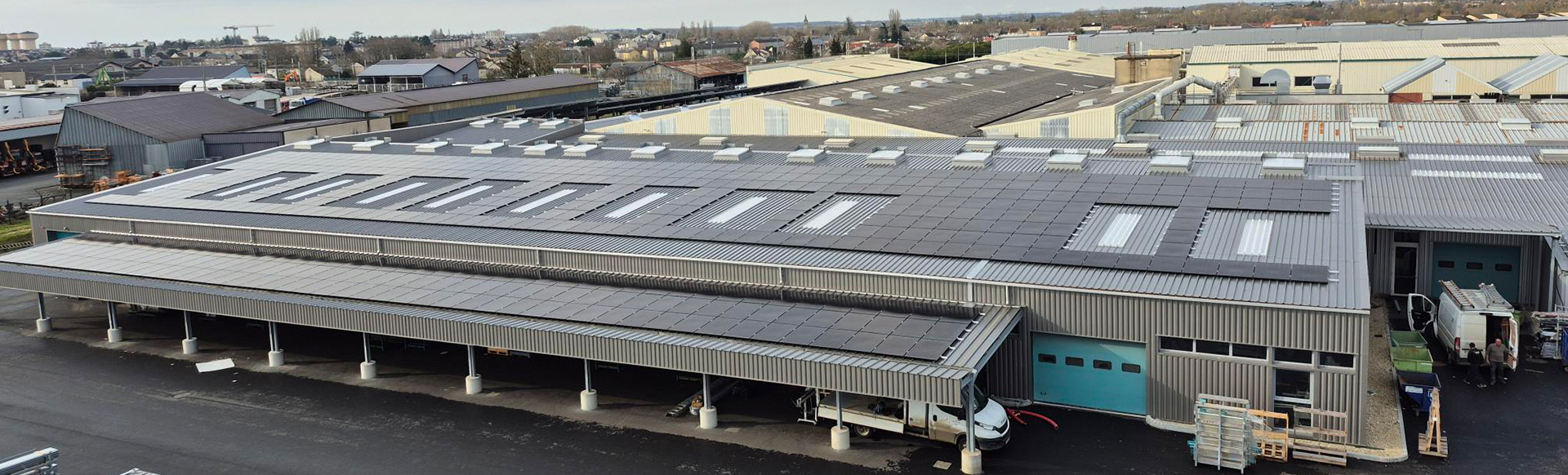 Panneaux photovoltaïques installés sur le toit de l'usine de fabrication de menuiseries PVC AMCC à Châteauroux dans l'Indre