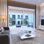 salon chaleureux et moderne avec une grande baie coulissante blanche et un coffre de volet roulant blanc dont le tablier est légèrement fermé