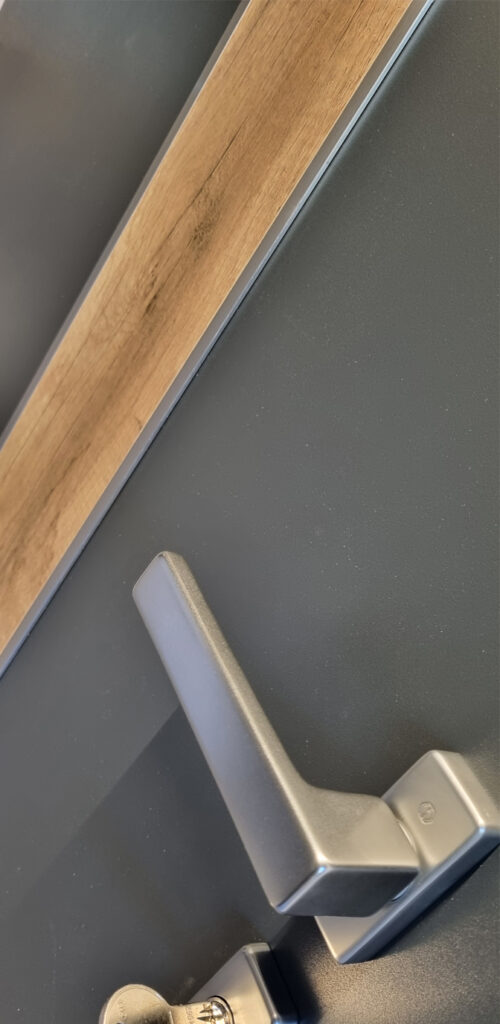 zoom sur le détail d'une porte aluminium prestige de la gamme nature avec vue sur le décor chêne blanchi fabricant francais amcc