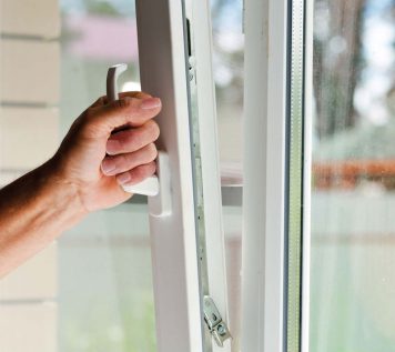 Ferrage symétrique périmétral oscillo-battant