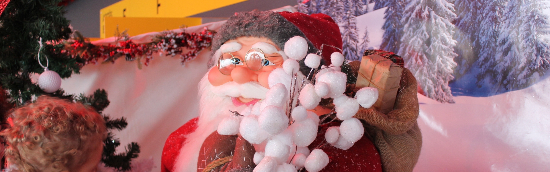 Un après-midi magique riche en émotions : Les enfants ont pu profiter d’un programme festif et enchanteur : un spectacle plein de surprises, qui a émerveillé petits et grands ; l’arrivée tant attendue du Père Noël, moment fort de l’après-midi ; la distribution des cadeaux par les membres du CSE ; un apéritif convivial et un goûter gourmand pour les enfants.