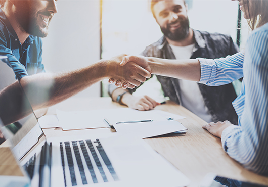 Poignée de main entre un professionnel et un particulier