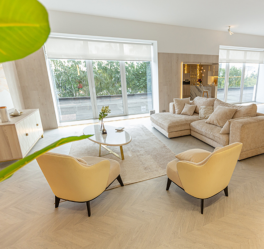 Baie vitree dans un salon lumineux et chaleureux nuances de beige