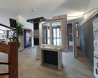 Aperçu de l'intérieur du magasin, point de vente de la menuiserie mauriennaise, vue sur son espace exposition menuiserie partenaire AMCC fenêtres et portes
