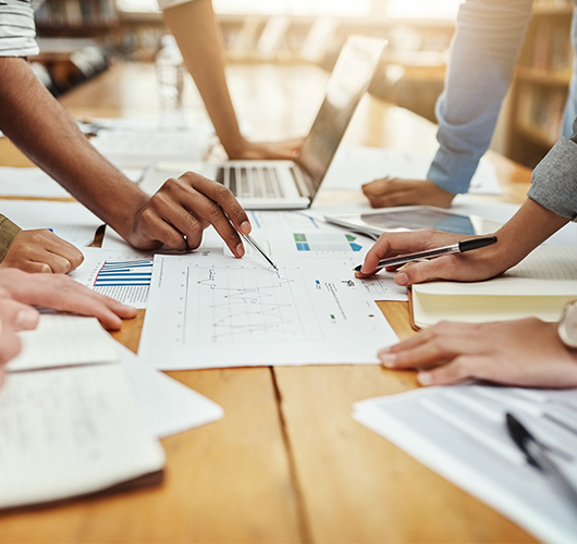 travail-collaboratif-entreprise-industrie-collaborateurs-reflexion