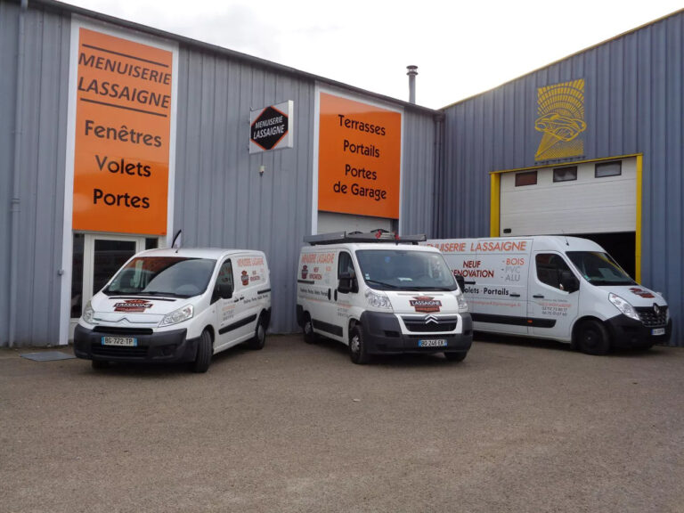 Aperçu de l'extérieur du magasin, point de vente de la Menuiserie Lassaigne à Roanne dans la Loire, partenaire AMCC fenêtres et portes
