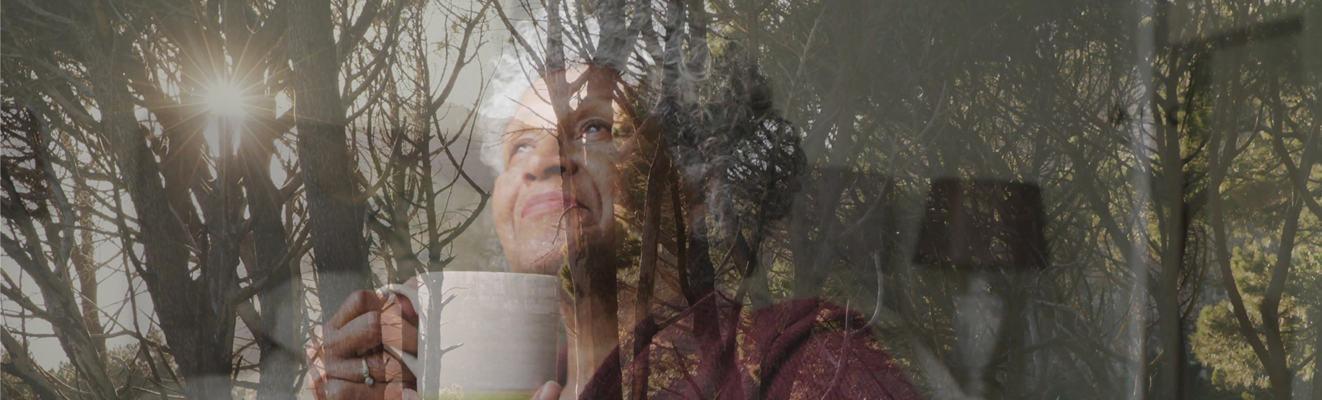 Femme âgée devant sa fenêtre dans un fauteuil roulant