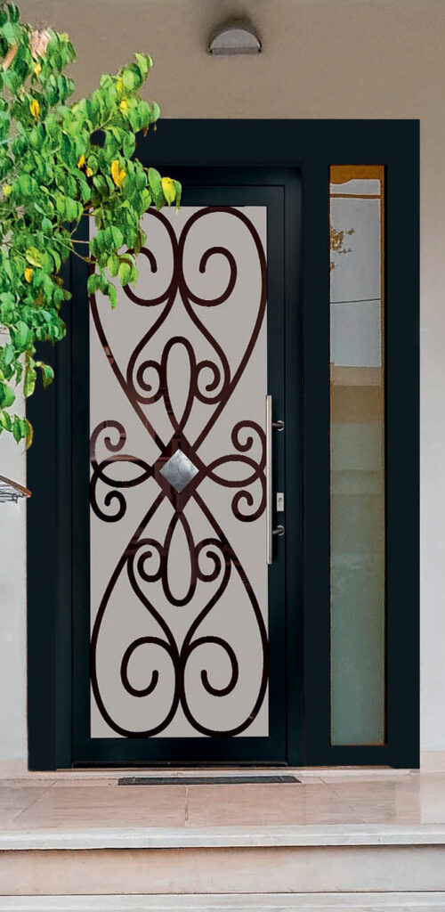 zoom sur une porte aluminium grand vitrage avec détails décoratifs d'insert en verre dépoli fabricant francais amcc