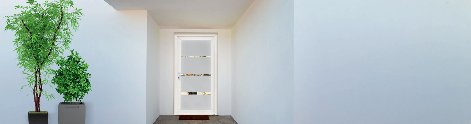 Zoom sur une façade de maison contemporaine avec une porte d'entrée aluminium grand vitrage blanche Amcc