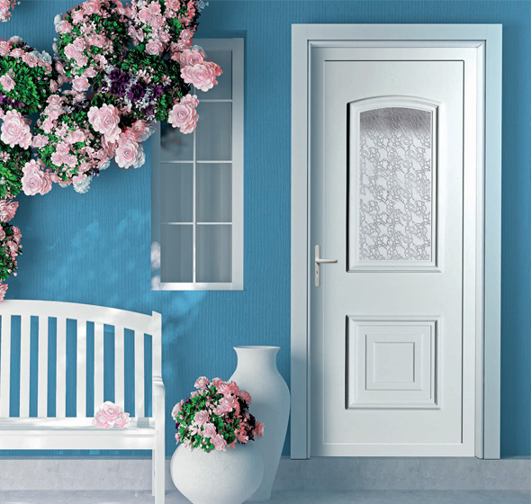 Photo d'ambiance d'une porte d'entrée pvc partiellement vitrée blanche vue de l'extérieur d'une façade de maison traditionnelle à la façade bleue