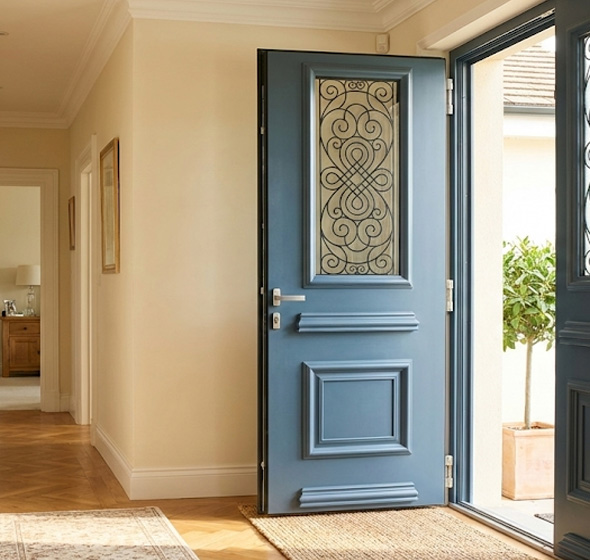 Photo d'ambiance d'une porte d'entrée aluminium classique semi vitrée Alessia couleur bleue, vue de l'intérieur d'une maison de campagne avec parquet.