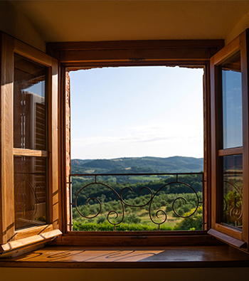 Fenêtre en bois ouverte vue sur la plaine