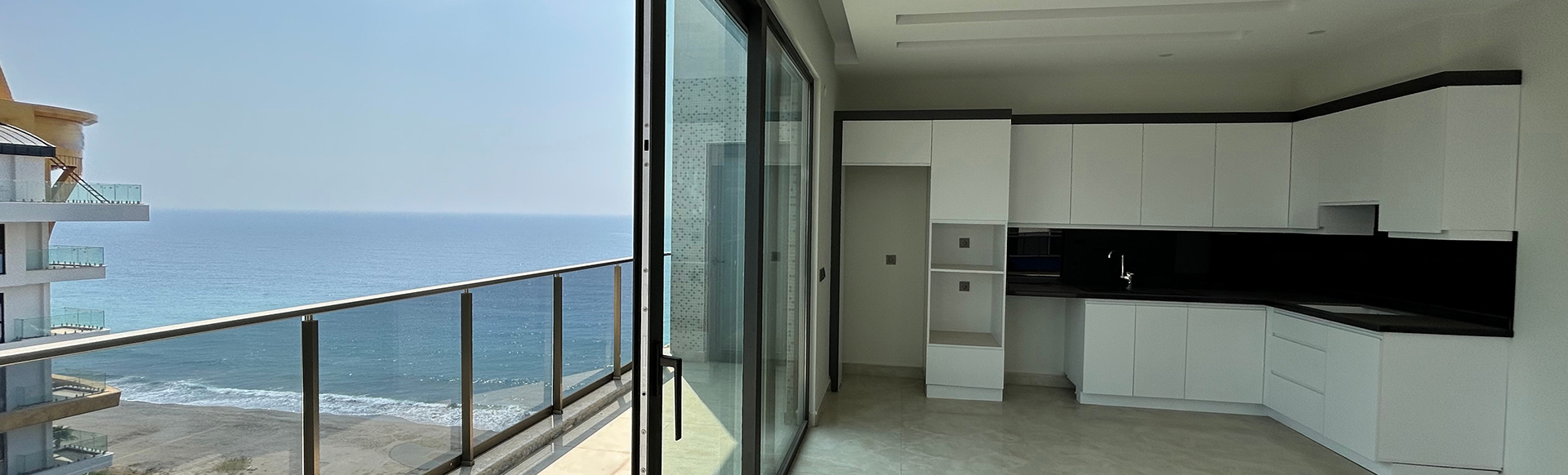 Baie vitrée aluminium coulissante vue sur la mer