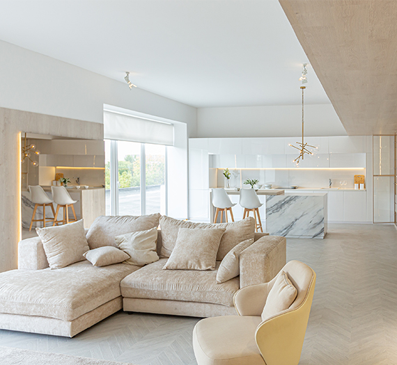 Salon séjour baigné de lumière grâce à une baie vitrée