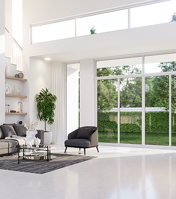 baie vitrée dans un salon ensoleillé