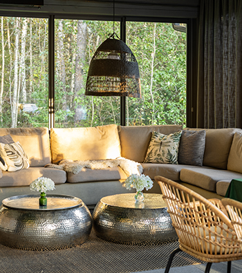 Baie vitrée composée dans un salon