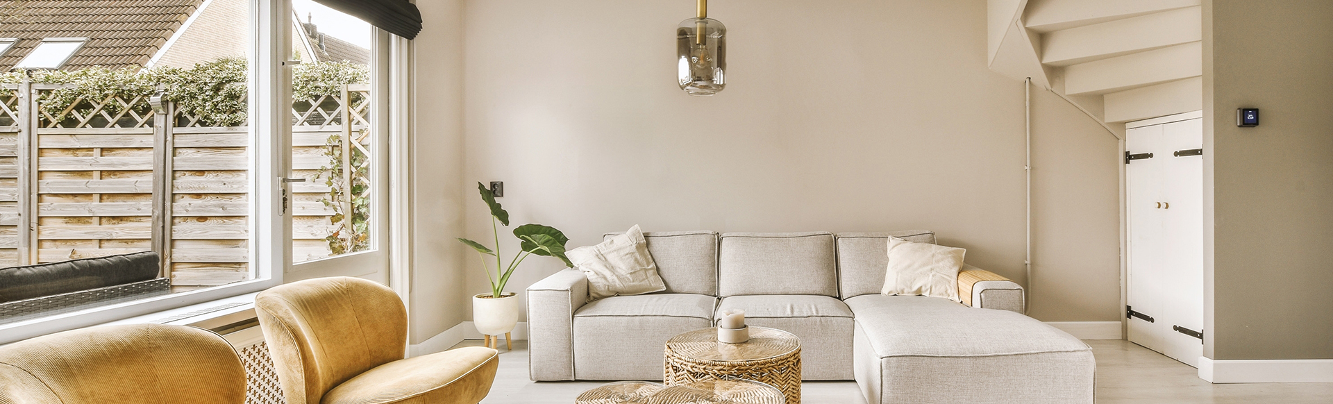 Baie vitrée dans un salon moderne et chaleureux