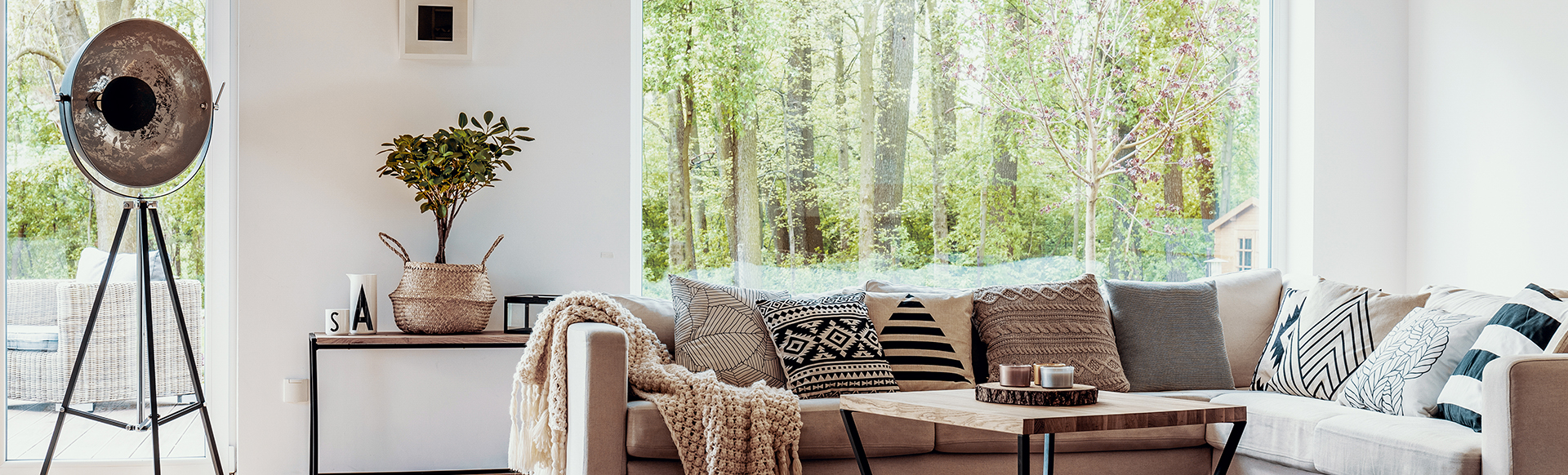 Baie vitrée dans un salon vue sur un jardin arboré