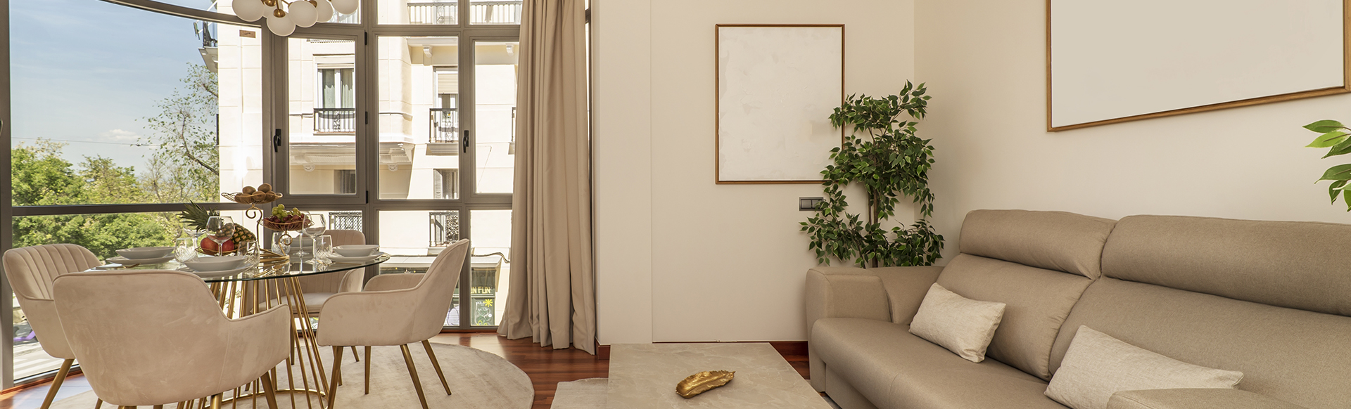 Salon lumineux avec une grande baie vitrée