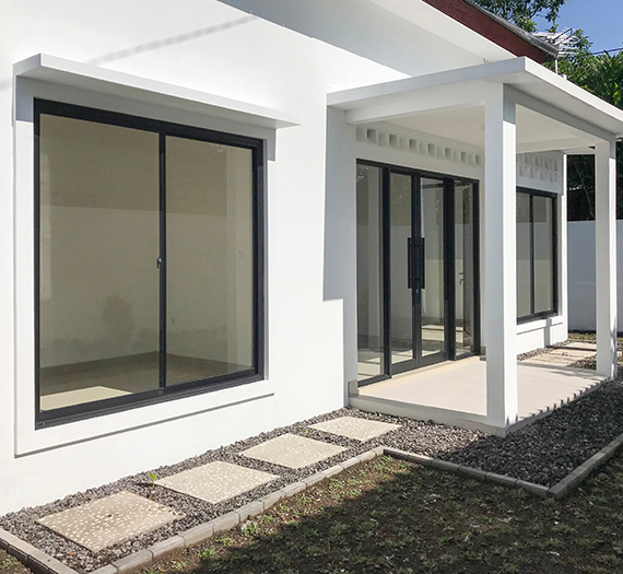 Baies vitrées sur une maison blanche moderne