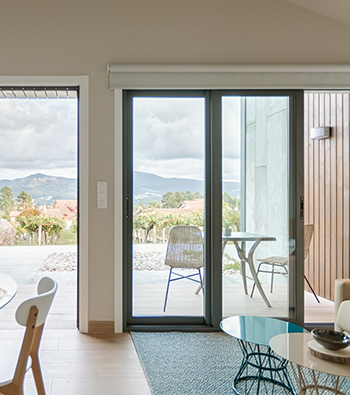 baie vitrée dans un salon avec vue sur la terrasse et les montagnes