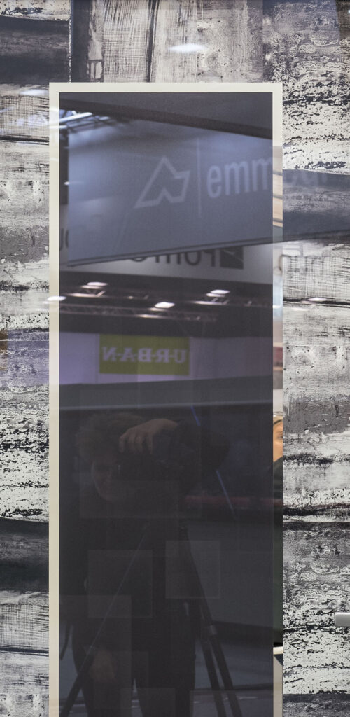 Zoom d'un détail de porte montrant un vitrage sérigraphié avec poignée béquille porte d'entrée contemporaine Prestige AMCC