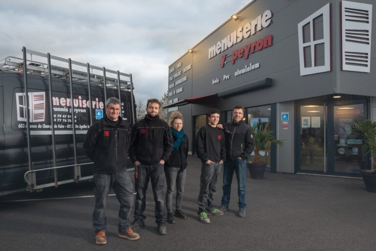 Equipe de la menuiserie Yannis Peyron fenêtres et portes à Agathe la Bouteresse dans le Forez