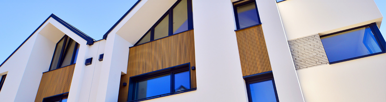 Façade de maison neuve moderne avec menuiseries aluminium