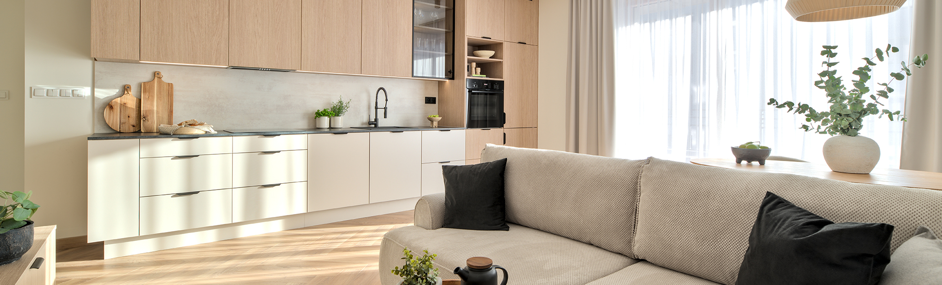 Cuisine et salon très lumineux et chaleureux