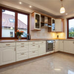 Fenêtre en bois b67 élégance installées dans la cuisine d'une maison traditionnelle