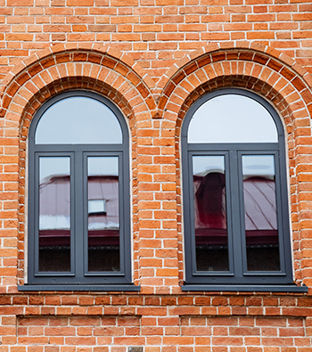 Fenêtre cintrée ou en anse de panier sur une façade en briques rouges