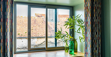 Fenêtre coulissante aluminium grise