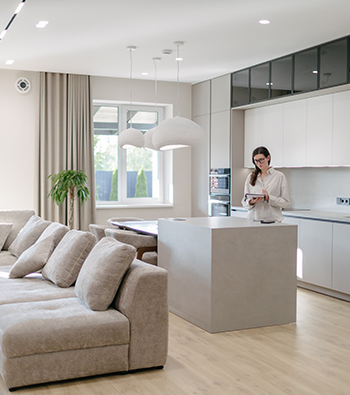 Fenêtre blanche dans une cuisine moderne avec une femme