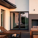 Fenêtre mixte alya exclusive devant une terrasse