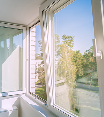 Fenêtre PVC en oscillo-battant ensoleillé