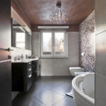 Fenêtre PVC blanche A70 classique dans une salle de bains